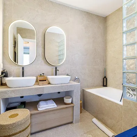 Emilie - Panoramic Sea Views Facing Paradise Apartment